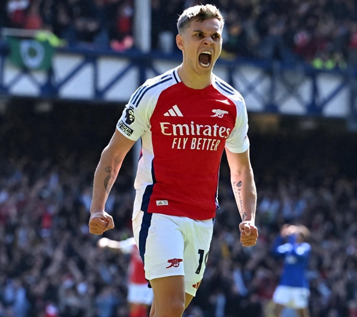 赛后留在狼队主场加练的曼联替补们！ 加油！（曼联替补赛后留守狼队主场加练，继续加油！）