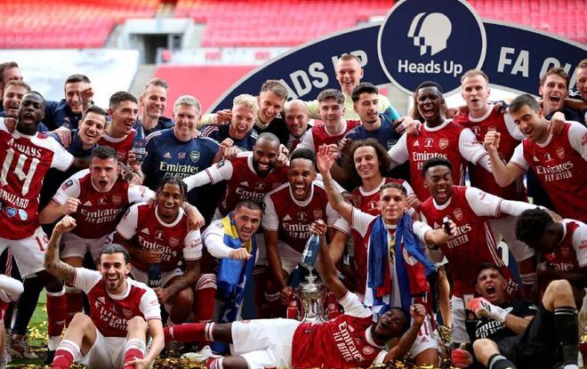 恐怖慎入，加纳国脚弗朗西斯在与日本友谊赛中小腿遭90度弯曲