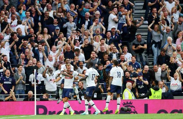 梅西路过回家，重返巴萨诺坎普球场。1800w点赞。